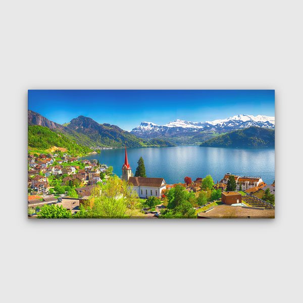 Sisler arasından yükselen dağlar ve ön planda renkli çiçek tarlası bulunan huzurlu doğa manzarası fotoğrafı. – 13750