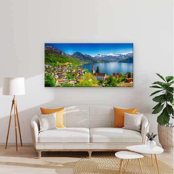 Sisler arasından yükselen dağlar ve ön planda renkli çiçek tarlası bulunan huzurlu doğa manzarası fotoğrafı. – 13750