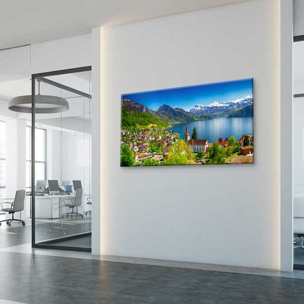 Sisler arasından yükselen dağlar ve ön planda renkli çiçek tarlası bulunan huzurlu doğa manzarası fotoğrafı. – 13750