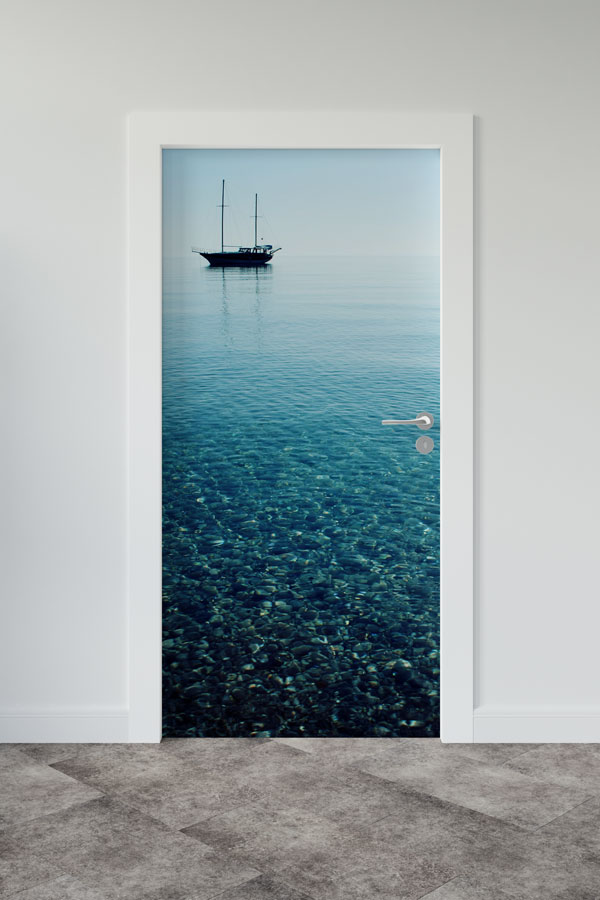 Sakin Deniz ve Yelkenli Tekne Manzaralı Kapı Giydirme 9846