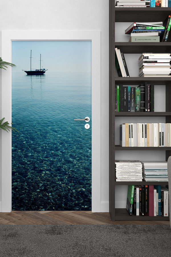 sınıf,kapı,giydirme,tasarım Sakin Deniz ve Yelkenli Tekne Manzaralı Kapı Giydirme 9846