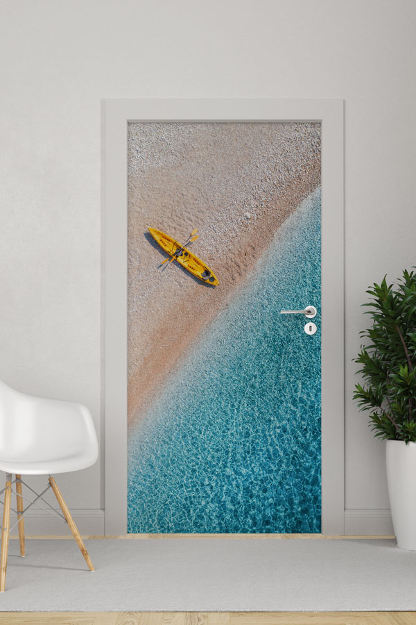 Sahil ve Berrak Deniz Üzerinde Sarı Kano Manzaralı Kapı Giydirme 9486