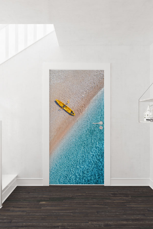 Sahil ve Berrak Deniz Üzerinde Sarı Kano Manzaralı Kapı Giydirme 9486