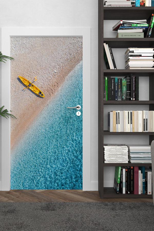 Sahil ve Berrak Deniz Üzerinde Sarı Kano Manzaralı Kapı Giydirme 9486