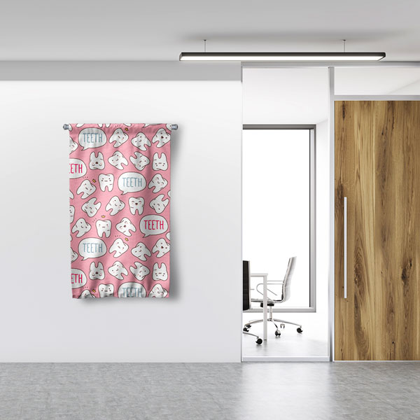 Diş Klinikleri İçin Pembe Desenli Diş Temalı Duvar Flaması 6036