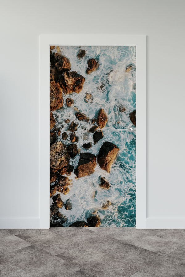 Kayalık Kıyı ve Köpüklü Dalgalar Manzaralı Kapı Giydirme 9487