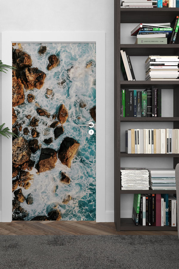 Kayalık Kıyı ve Köpüklü Dalgalar Manzaralı Kapı Giydirme 9487