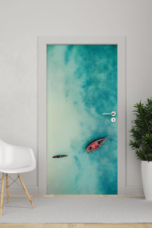 Turkuaz Deniz Üzerinde Tekne Manzaralı Kapı Giydirme 9485