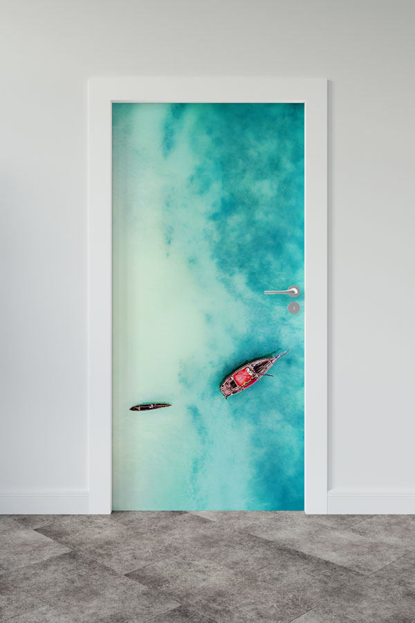 Turkuaz Deniz Üzerinde Tekne Manzaralı Kapı Giydirme 9485