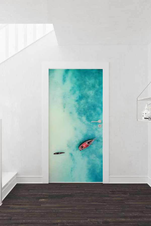 Turkuaz Deniz Üzerinde Tekne Manzaralı Kapı Giydirme 9485