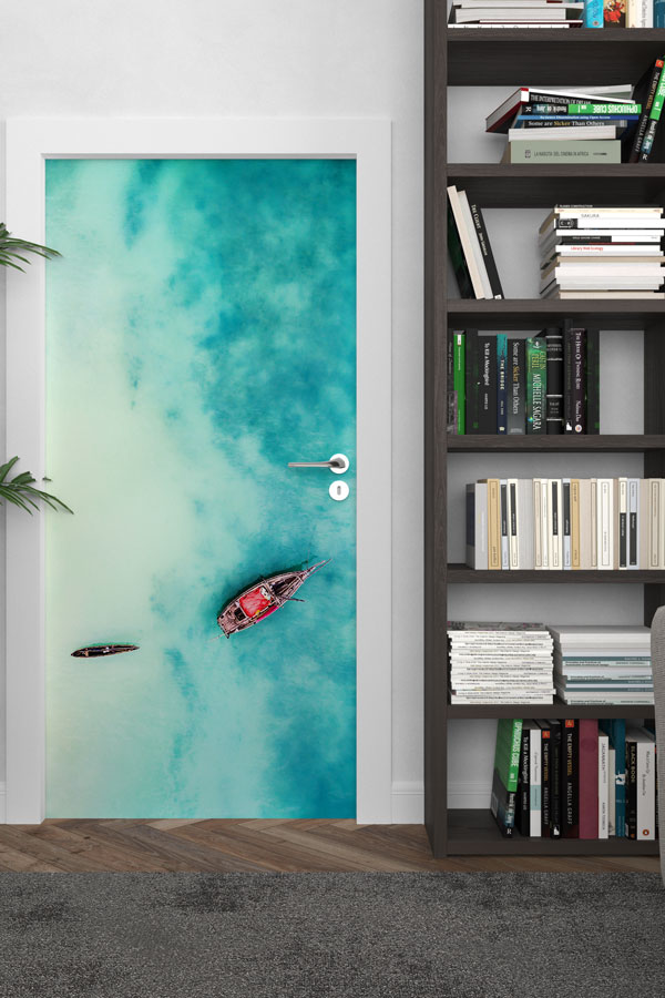 Turkuaz Deniz Üzerinde Tekne Manzaralı Kapı Giydirme 9485