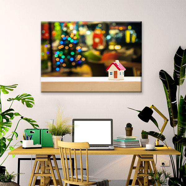 Mini Ev Figürü ve Renkli Işıklar Temalı Kanvas Tablo – 5522