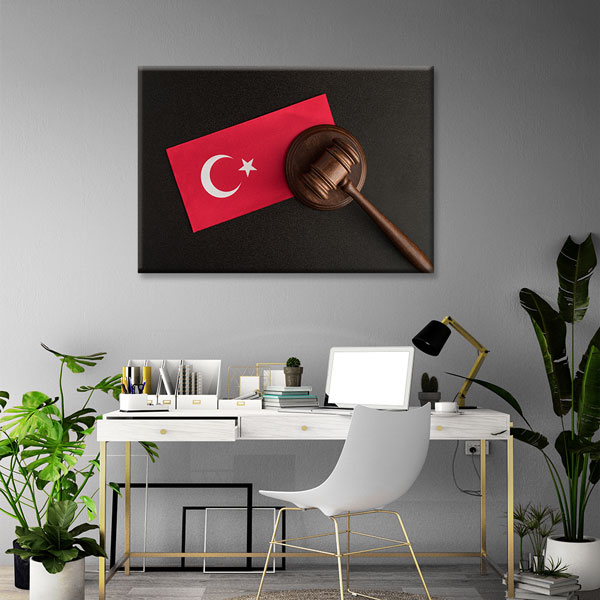 duvar-dekorasyonu-5262-01 Türk Bayraklı Hakim Tokmağı Temalı Kanvas Tablo – 5262