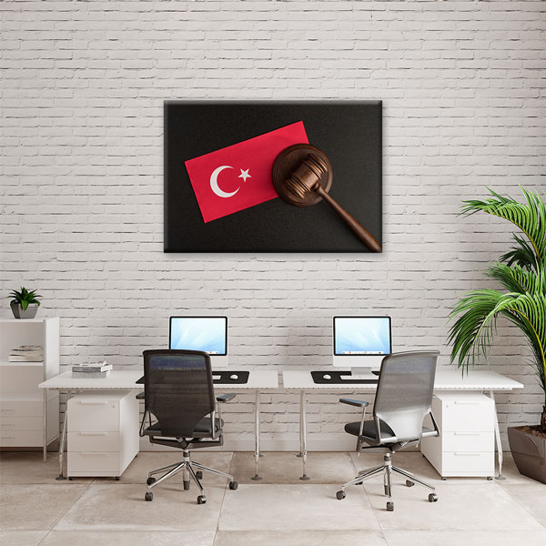 duvar-dekorasyonu-5262-05 Türk Bayraklı Hakim Tokmağı Temalı Kanvas Tablo – 5262