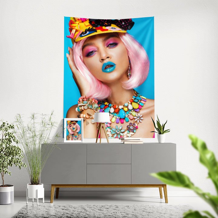 Renkli Makyajlı Pembe Saçlı Kadın Portresi Duvar Örtüsü 5749