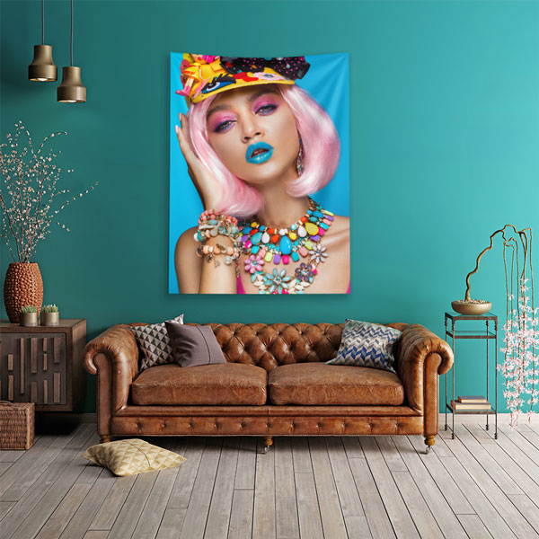 Renkli Makyajlı Pembe Saçlı Kadın Portresi Duvar Örtüsü 5749