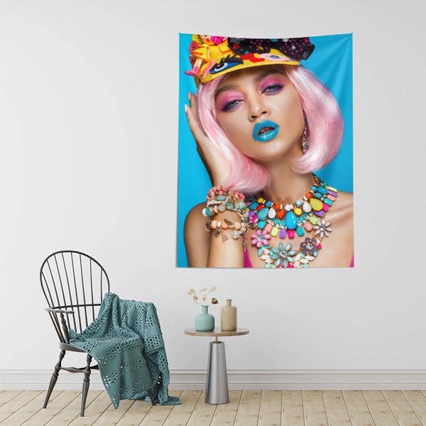 Renkli Makyajlı Pembe Saçlı Kadın Portresi Duvar Örtüsü 5749