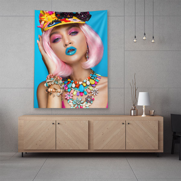 Renkli Makyajlı Pembe Saçlı Kadın Portresi Duvar Örtüsü 5749