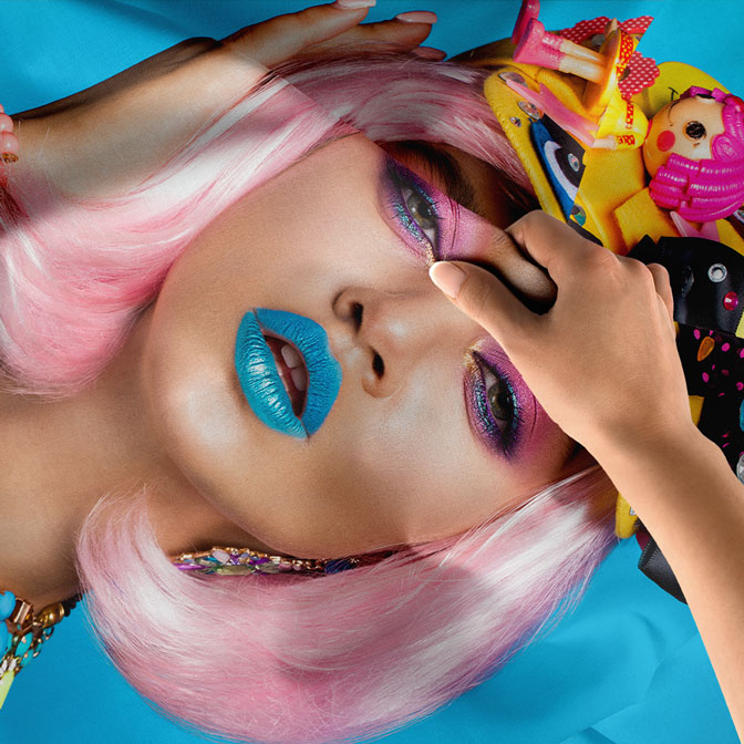 Renkli Makyajlı Pembe Saçlı Kadın Portresi Duvar Örtüsü 5749