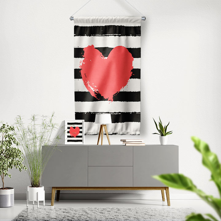 Çizgili Zemin Üzerinde Kırmızı Kalp Tasarımlı Romantik Duvar Flaması 4556