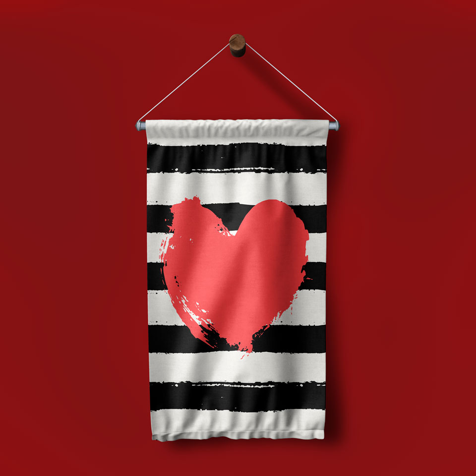 Çizgili Zemin Üzerinde Kırmızı Kalp Tasarımlı Romantik Duvar Flaması 4556