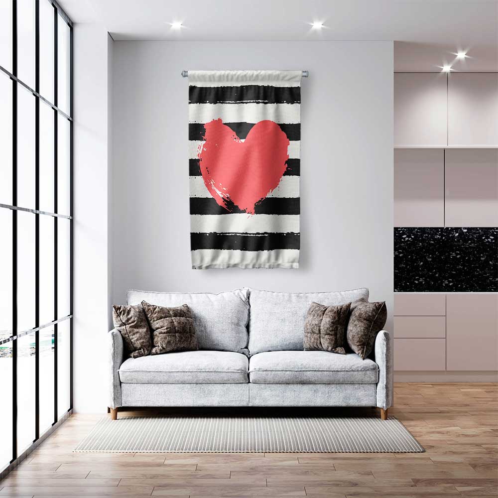 Çizgili Zemin Üzerinde Kırmızı Kalp Tasarımlı Romantik Duvar Flaması 4556