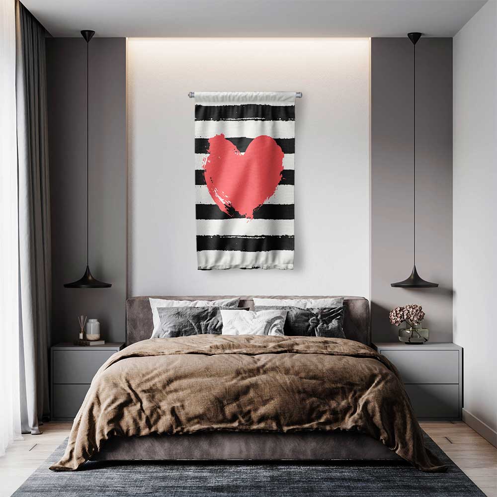 Çizgili Zemin Üzerinde Kırmızı Kalp Tasarımlı Romantik Duvar Flaması 4556
