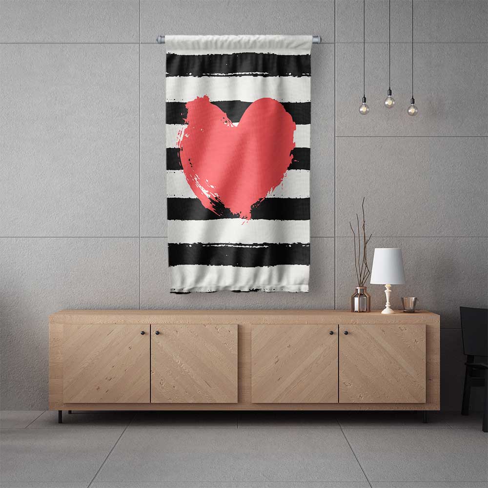 Çizgili Zemin Üzerinde Kırmızı Kalp Tasarımlı Romantik Duvar Flaması 4556