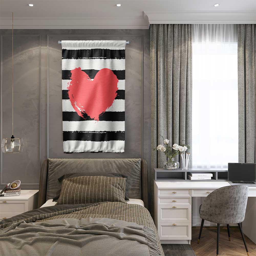 Çizgili Zemin Üzerinde Kırmızı Kalp Tasarımlı Romantik Duvar Flaması 4556