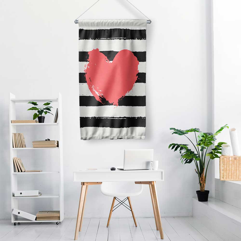 Çizgili Zemin Üzerinde Kırmızı Kalp Tasarımlı Romantik Duvar Flaması 4556