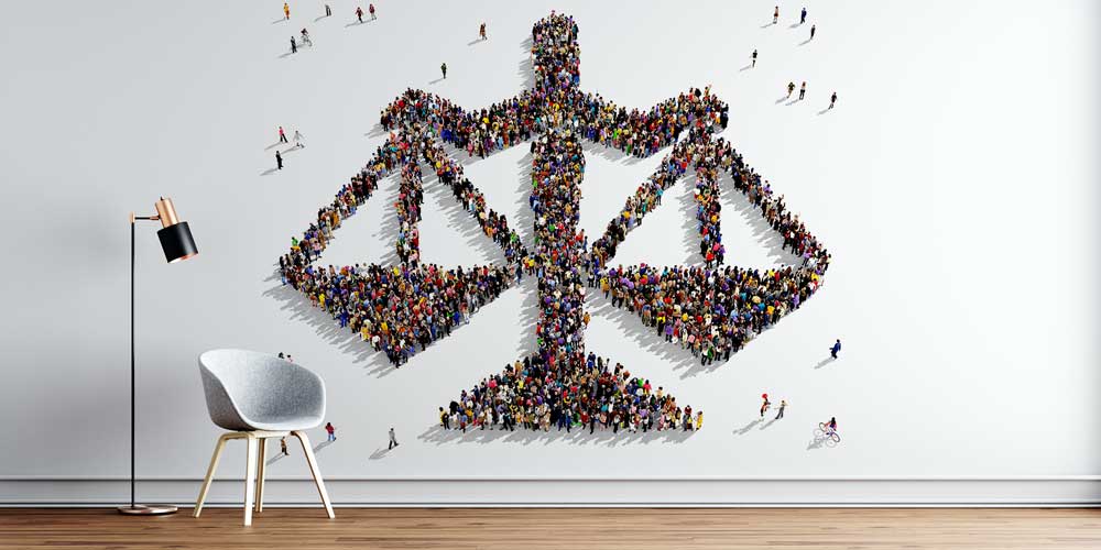 duvar-dekoru-5283-0 Hukuk Temalı Duvar Kağıdı – İnsan Figürleri ile Adalet Terazisi Tasarımı 5283