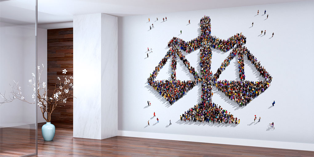 duvar-dekoru-5283-01 Hukuk Temalı Duvar Kağıdı – İnsan Figürleri ile Adalet Terazisi Tasarımı 5283