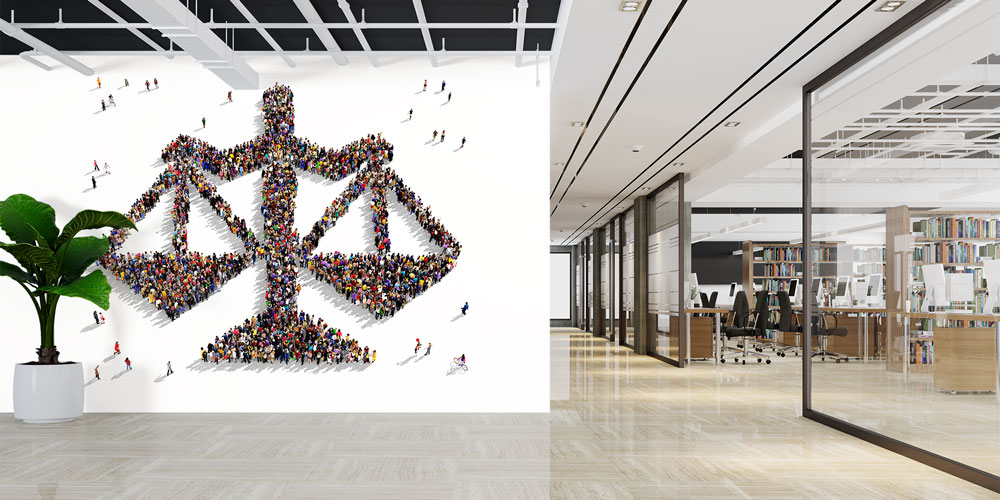 duvar-dekoru-5283-03 Hukuk Temalı Duvar Kağıdı – İnsan Figürleri ile Adalet Terazisi Tasarımı 5283