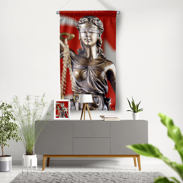 duvar-dekoru-5315-00 Adalet Heykeli ve Türk Bayrağı Tasarımlı Hukuk Ofisi Duvar Flaması 5315