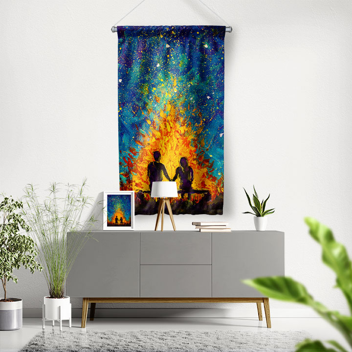 Ateş Işığında Romantik Çift Silüeti Sanatsal Duvar Flaması 4546