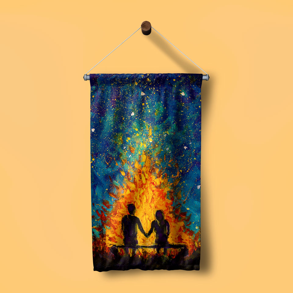 Ateş Işığında Romantik Çift Silüeti Sanatsal Duvar Flaması 4546