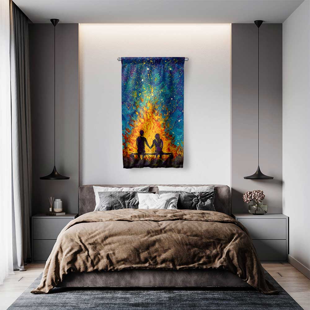 Ateş Işığında Romantik Çift Silüeti Sanatsal Duvar Flaması 4546