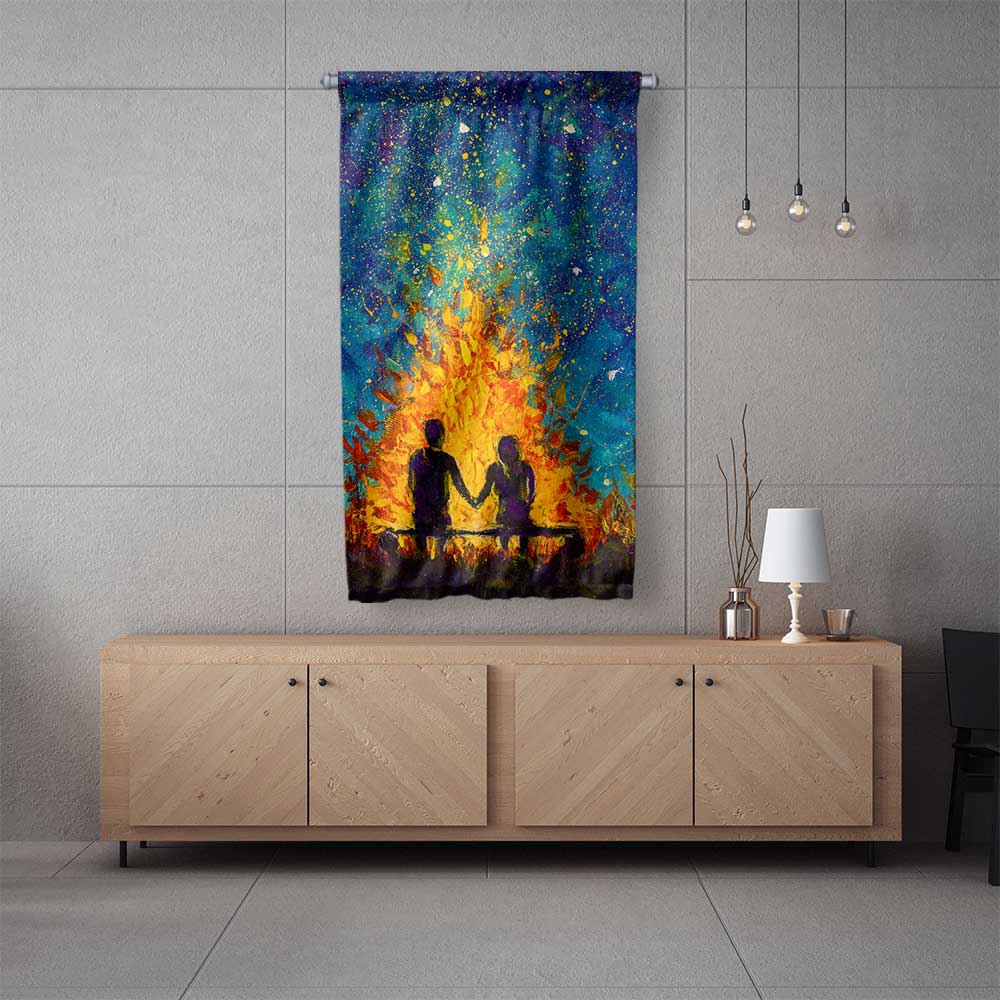 Ateş Işığında Romantik Çift Silüeti Sanatsal Duvar Flaması 4546