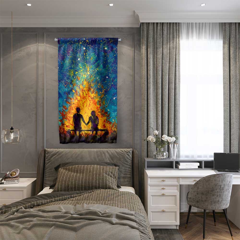 Ateş Işığında Romantik Çift Silüeti Sanatsal Duvar Flaması 4546