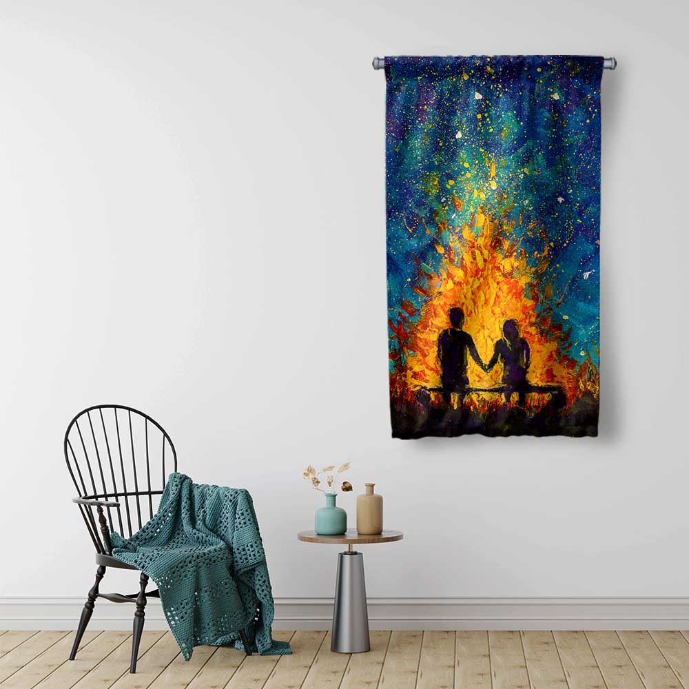 Ateş Işığında Romantik Çift Silüeti Sanatsal Duvar Flaması 4546