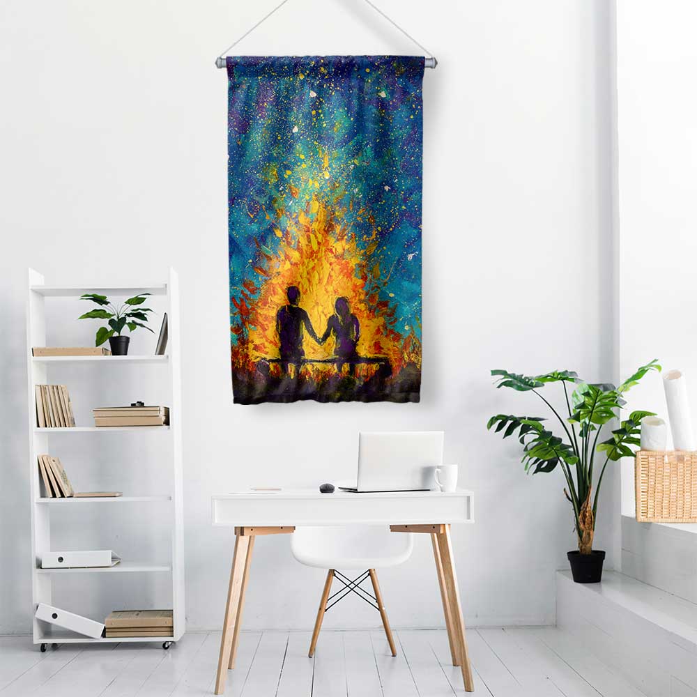 Ateş Işığında Romantik Çift Silüeti Sanatsal Duvar Flaması 4546