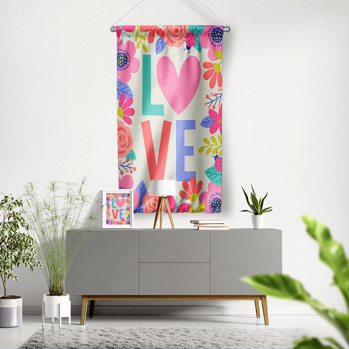 Çiçek Desenli LOVE Temalı Romantik Duvar Flaması 4554