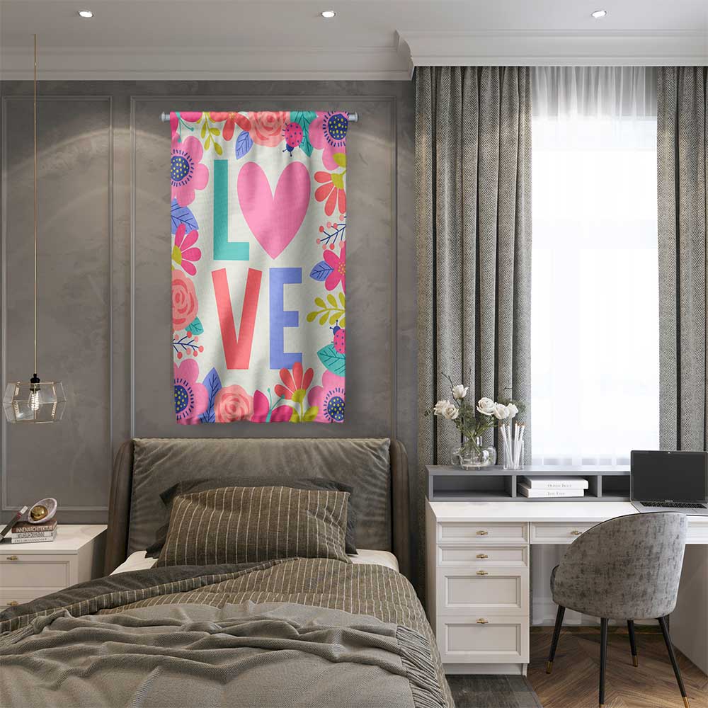 Çiçek Desenli LOVE Temalı Romantik Duvar Flaması 4554