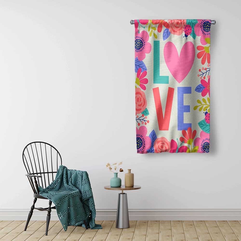 Çiçek Desenli LOVE Temalı Romantik Duvar Flaması 4554