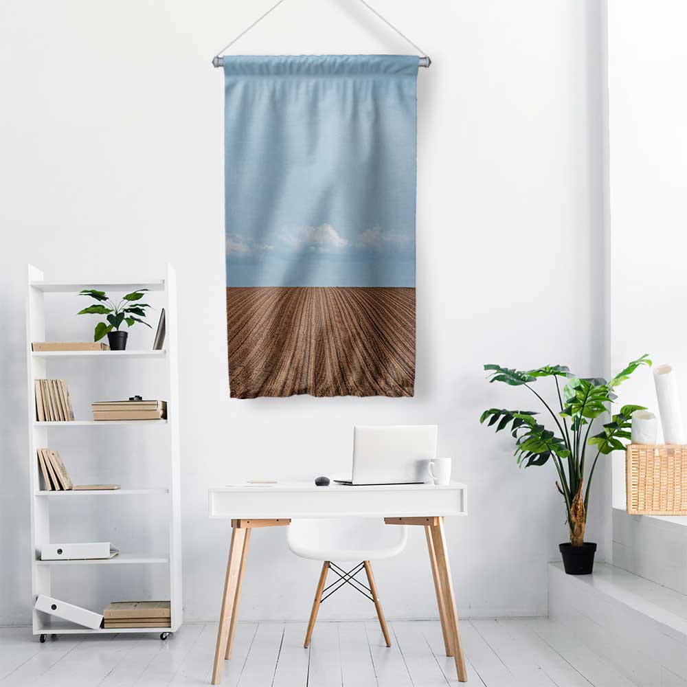 Toprak Tarla ve Mavi Gökyüzü Manzaralı Duvar Flaması 4767