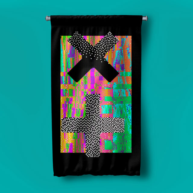 Glitch X ve Artı Sembolleri Dijital Sanat Duvar Flaması 4899