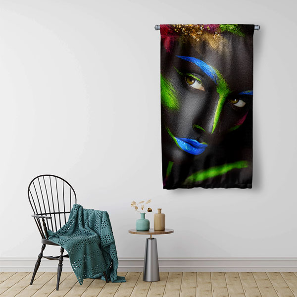 duvar-flamasi-5756-01 Neon Renkli Siyah Fon Kadın Portre Tasarımlı Kuaför Duvar Flaması Kumaş Baskı 5756