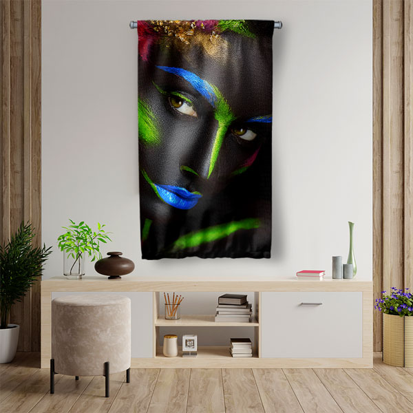 duvar-flamasi-5756-02 Neon Renkli Siyah Fon Kadın Portre Tasarımlı Kuaför Duvar Flaması Kumaş Baskı 5756