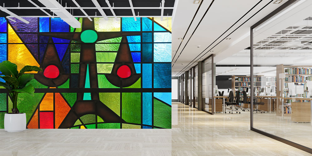 Renkli Vitray Tasarımlı Hukuk Duvar Kağıdı – Adalet Terazisi Figürü 5288