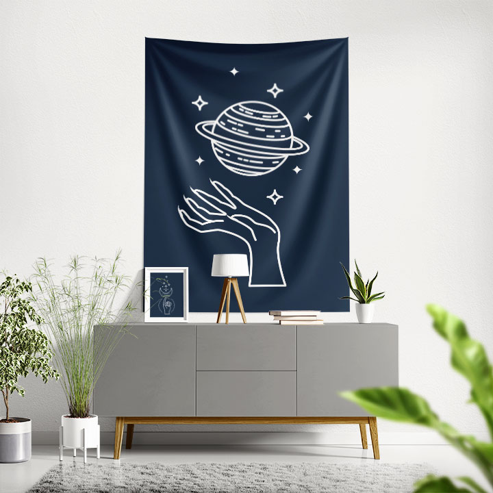 Gezegen ve El Figürlü Minimal Duvar Örtüsü – Modern Kozmik Duvar Dekoru 6277